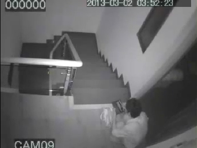 Kh&ocirc;ng biết c&ocirc;ng an đến, t&ecirc;n trộm vẫn thản nhi&ecirc;n ngồi... đếm tiền 1