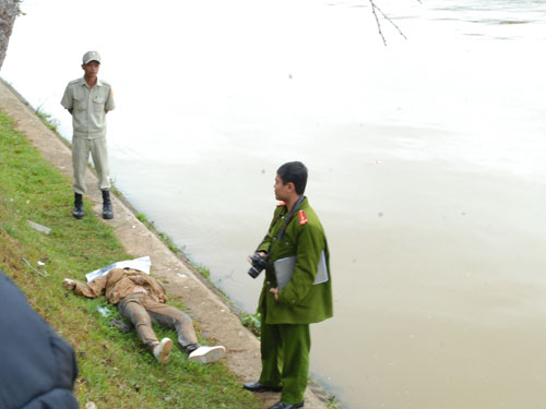 X&aacute;c người đ&agrave;n &ocirc;ng nổi tr&ecirc;n hồ Xu&acirc;n Hương 1