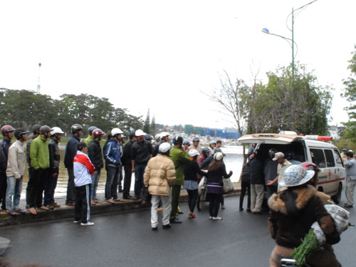 X&aacute;c người đ&agrave;n &ocirc;ng nổi tr&ecirc;n hồ Xu&acirc;n Hương 2