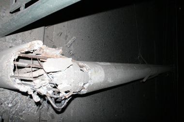 Xe ben k&eacute;o đổ 5 cột điện, người đi đường hoảng loạn 5