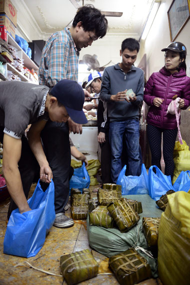 Xếp h&agrave;ng mua b&aacute;nh chưng như thời bao cấp 7