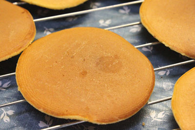 Tự l&agrave;m b&aacute;nh r&aacute;n Doraemon ngon tuyệt 12