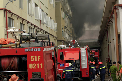 Hỏa hoạn cực lớn hàng nghìn người di tản khẩn cấp 4