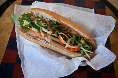 B&aacute;nh m&igrave; "kiểu" Việt Nam đắt kh&aacute;ch T&acirc;y 2
