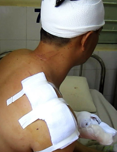Ph&uacute;t đối mặt của chủ tiệm v&agrave;ng với t&ecirc;n cướp 1