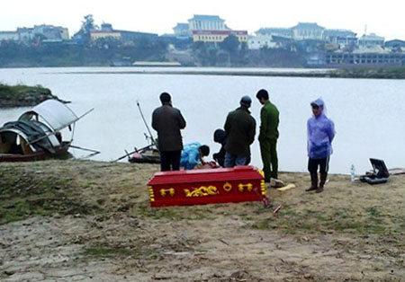 Ph&aacute;t hiện x&aacute;c đ&agrave;n &ocirc;ng nổi dưới cầu Vĩnh Tuy 1