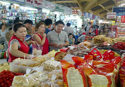 Thưởng 'hẻo', rút sổ tiết kiệm để tiêu Tết 1