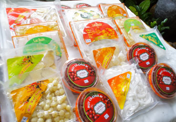 Nhiều h&agrave;ng tết "độc", mới v&agrave; lạ 1