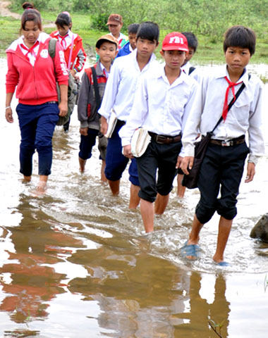 Thương lắm hàng trăm em bé phải lội sông đi học vì cầu tre thu phí 6