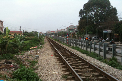 Mải "al&ocirc;" tr&ecirc;n đường t&agrave;u, bị t&ocirc;ng chết tại chỗ 3