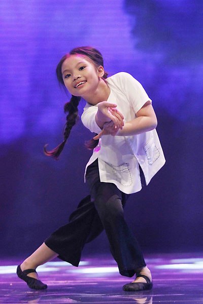 C&ocirc; b&eacute; 8 tuổi so t&agrave;i c&ugrave;ng ch&agrave;ng luật sư th&iacute;ch h&aacute;t 1