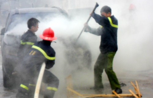 Đốt rơm, ch&aacute;y lu&ocirc;n &ocirc; t&ocirc; đang đỗ 1