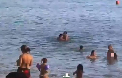 Hồn nhi&ecirc;n "l&agrave;m chuyện ấy" giữa b&atilde;i biển đ&ocirc;ng người 2