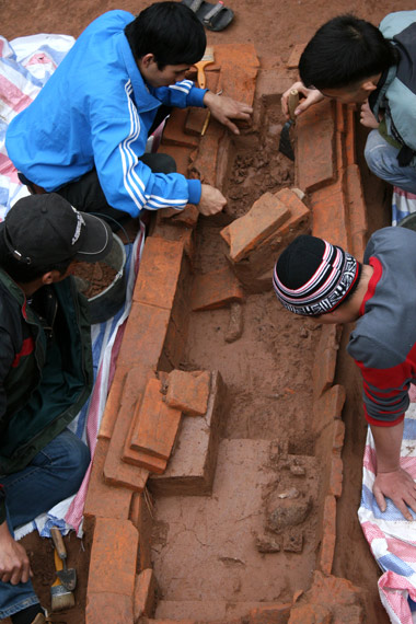 Quan t&agrave;i trong mộ cổ ở H&agrave; Nội được xếp bằng gạch 4