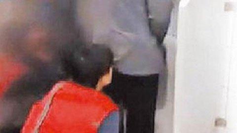 G&atilde; trai bệnh hoạn th&iacute;ch ngửi... m&ocirc;ng đ&agrave;n &ocirc;ng 1