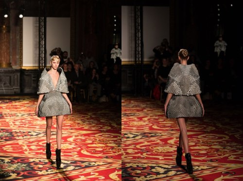 Tuần lễ thời trang Paris Fashion Week tr&igrave;nh diễn v&aacute;y tạo từ... c&ocirc;ng nghệ in 3D 2