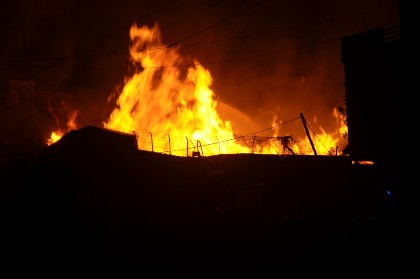 Cận cảnh vụ hỏa hoạn dữ dội thi&ecirc;u rụi xưởng gỗ 2