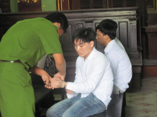 Xót xa trước giọt nước mắt của mẹ, cầm dao tìm người tình của cha 1 Xót xa trước giọt nước mắt của mẹ, cầm dao tìm người tình của cha 1