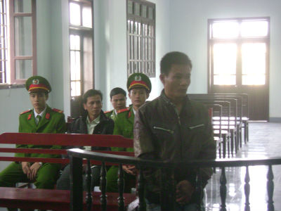 T&ecirc;n trộm... th&iacute;ch v&agrave;o t&ugrave; hơn ở với vợ 1