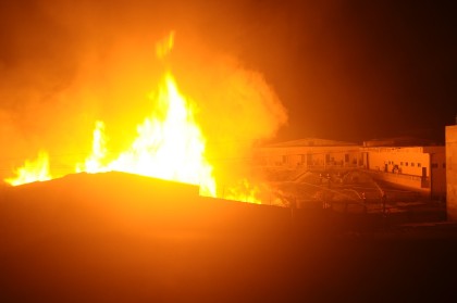 Cận cảnh vụ hỏa hoạn dữ dội thi&ecirc;u rụi xưởng gỗ 3