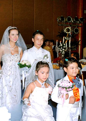 Showbiz Việt: Những cặp đ&ocirc;i "chồng thấp vợ cao" 19