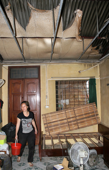 Ngủ vỉa h&egrave; sau vụ ch&aacute;y sập nh&agrave; 5 tầng 2