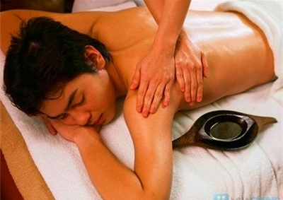 Hiểm hoạ sau dịch vụ m&aacute;t xa "sướng đời" 1