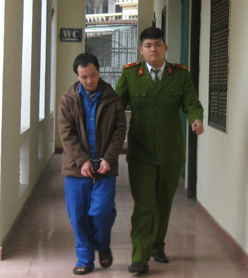 Bé 3 tuổi bị gã hàng xóm hiếp dâm 1