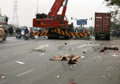 Đi b&aacute;n hoa ng&agrave;y 8/3, 2 nữ sinh bị t&ocirc;ng chết 1