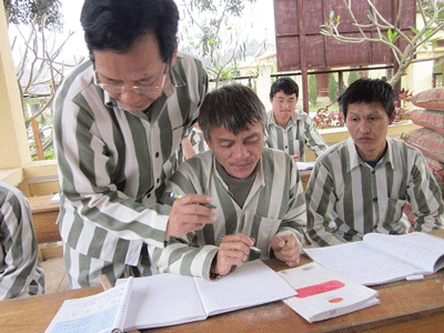 Những c&aacute;i Tết trong t&ugrave; của hiệu trưởng mua d&acirc;m nữ sinh 1