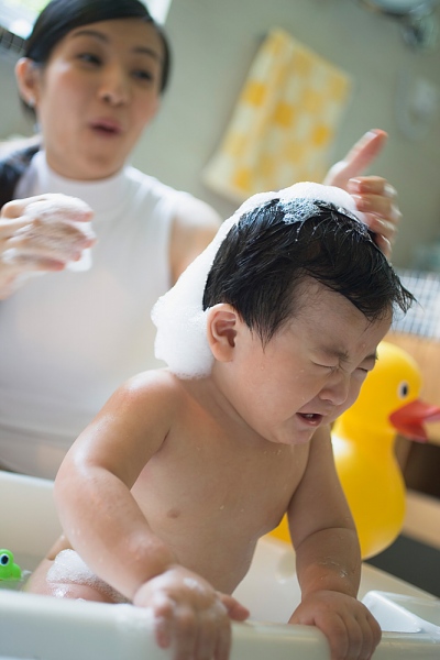 Chết ngất v&igrave; chấy "nhảy tanh t&aacute;ch" tr&ecirc;n đầu con 1