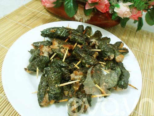 Thịt cuộn l&aacute; t&iacute;a t&ocirc; ngon lạ 7