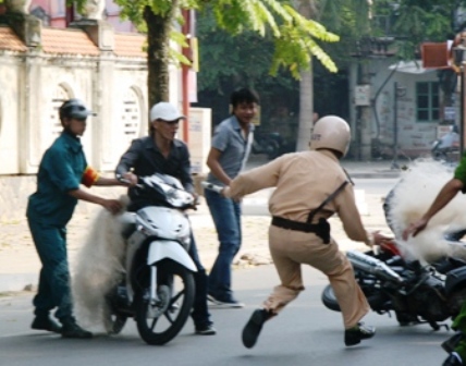 C&ocirc;ng an Thanh Ho&aacute; tiếp tục d&ugrave;ng lưới bắt &ldquo;qu&aacute;i xế&rdquo; 1