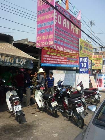 Kh&ocirc;ng xin được việc, tự thi&ecirc;u trước cửa c&ocirc;ng ty 1