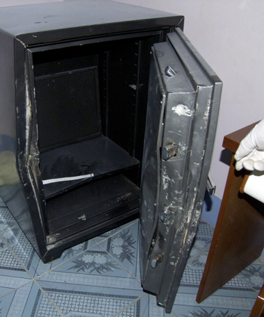 D&ugrave;ng x&agrave; beng cậy k&eacute;t sắt trộm h&agrave;ng trăm c&acirc;y v&agrave;ng nh&agrave; đại gia 2