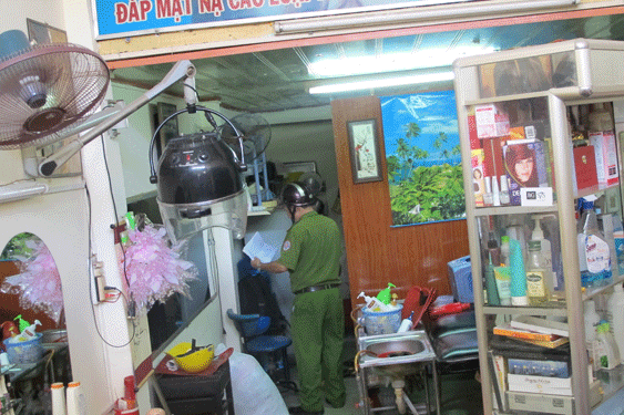 B&agrave; chủ tiệm t&oacute;c bị chồng đ&acirc;m d&atilde; man v&igrave; nghi ngờ c&oacute; bạn trai mới 1