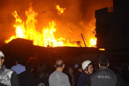 Cận cảnh vụ hỏa hoạn dữ dội thi&ecirc;u rụi xưởng gỗ 1