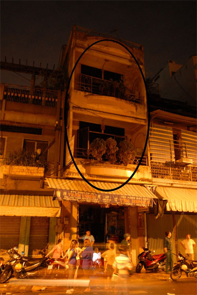 Nh&agrave; kh&oacute;a cửa b&ugrave;ng ch&aacute;y, 2 trẻ kh&oacute;c cầu cứu 1