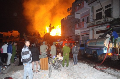 Cận cảnh vụ hỏa hoạn dữ dội thi&ecirc;u rụi xưởng gỗ 5