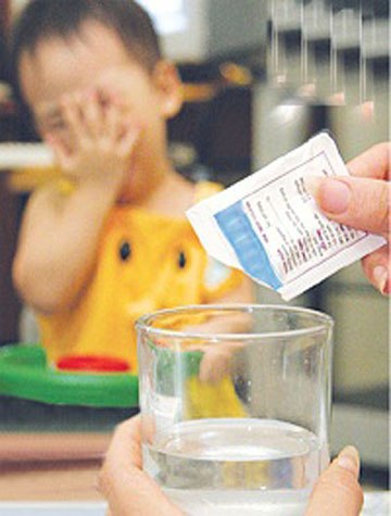 Cảnh b&aacute;o "teo" n&atilde;o do uống oresol sai nồng độ 1