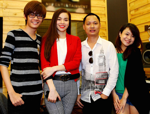 H&agrave; Tăng "đọ" style menswear với H&agrave; Hồ, Thanh Hằng 11