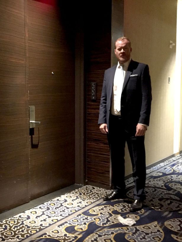 1dailymirrorreporterchristopherbucktinispicturedinsidetheluxurylasvegaspenthousesuiteth1153872121230718496534654159128eabcp.jpg
