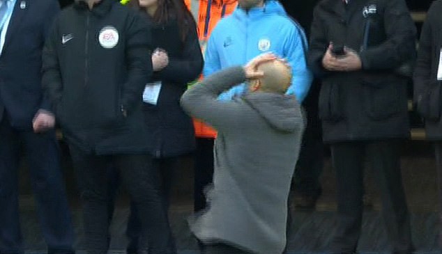 96294146688595manchestercitymanagerpepguardiolaholdshisheadinhishandm144154982014076715498517385906940491495ce8c64105cp.jpg