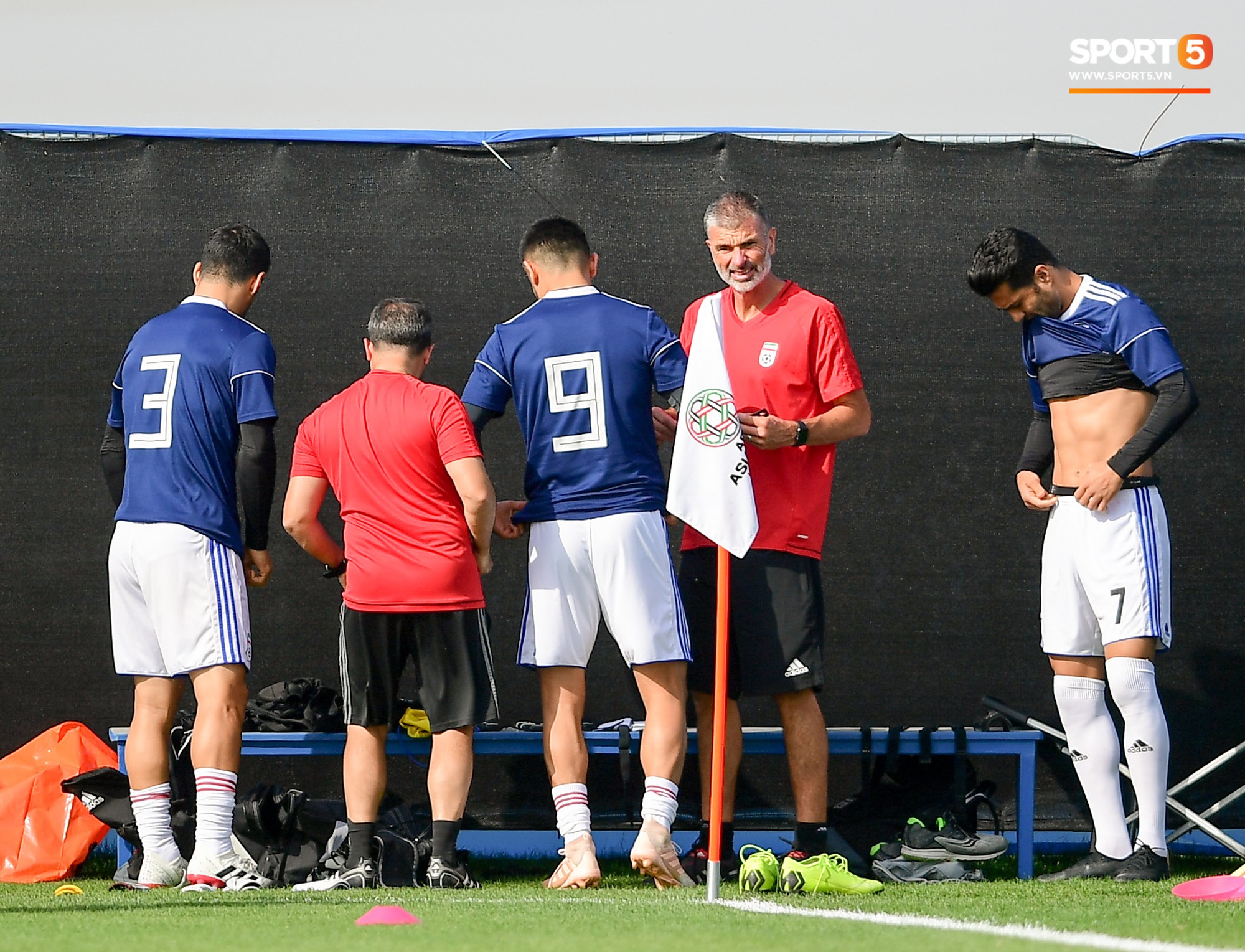 doituyeniranasiancup20191012215471882745881956079506776df27680cp.jpg