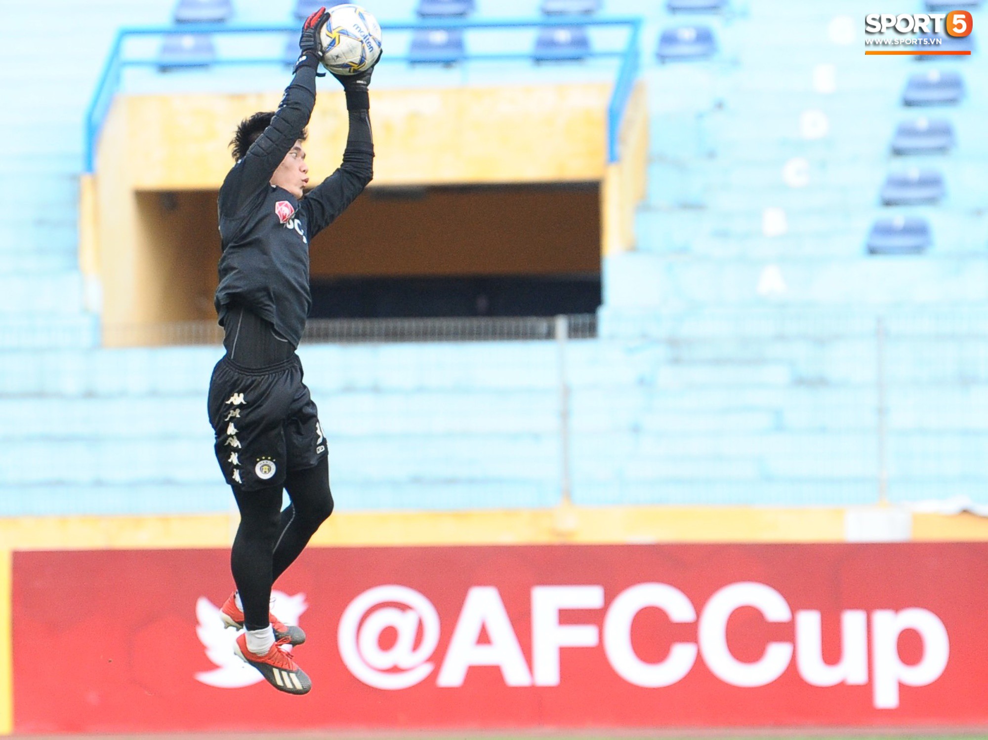 hanoifc4715577568330202089634792b269e586f3cp.jpg