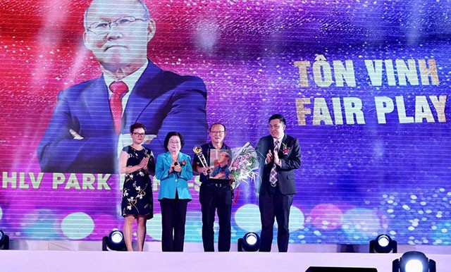 parkhangseo15523680606774533179657fe59e9180cp.jpg