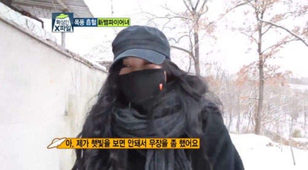 2 người đẹp H&agrave;n uống m&aacute;u tươi như ma c&agrave; rồng 14