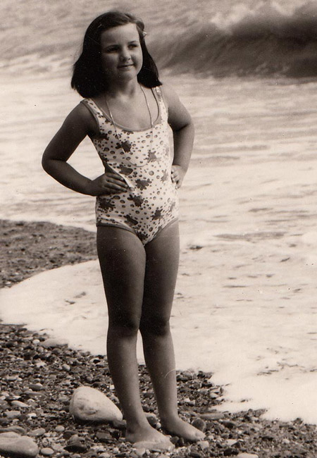 Những c&ocirc; g&aacute;i gầy giơ xương chiến đấu với bệnh biếng ăn 2