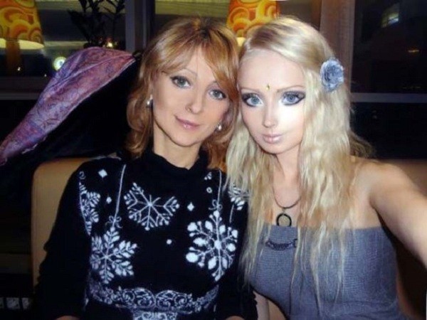 Gặp gia đ&igrave;nh b&uacute;p b&ecirc; sống Valeria Lukyanova 2