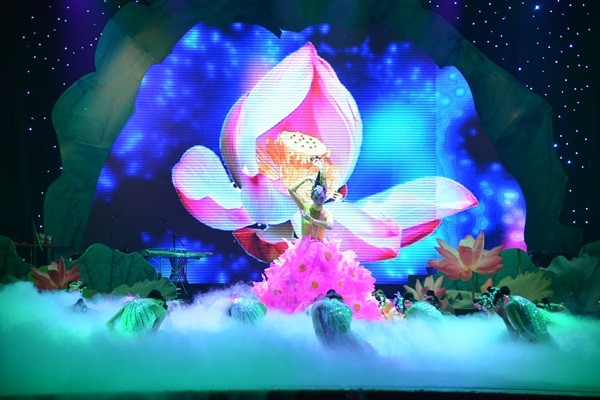 Hương Giang "v&aacute;c" bụng bầu đi xem Linh Nga m&uacute;a 11